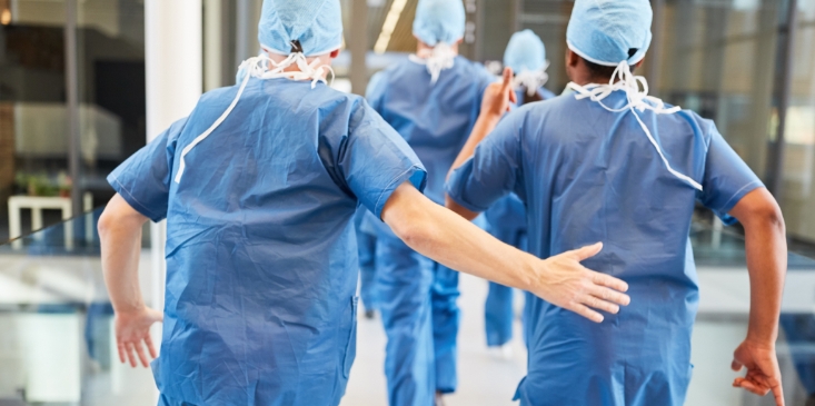 Witz des Tages: 5 Chirurgen reden übers Aufschneiden